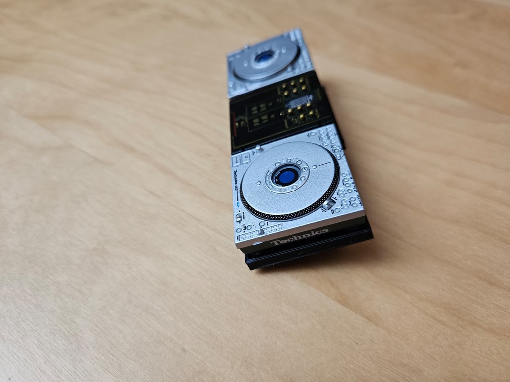 Миниатюрная DJ-станция Technics