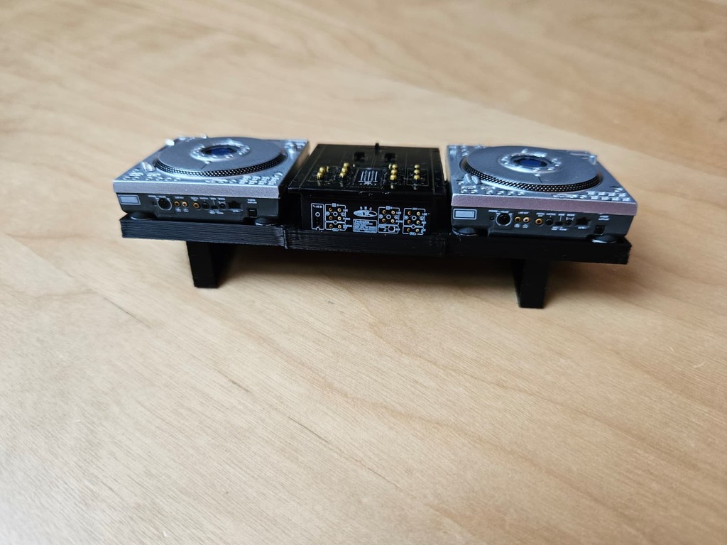 Миниатюрная DJ-станция Technics