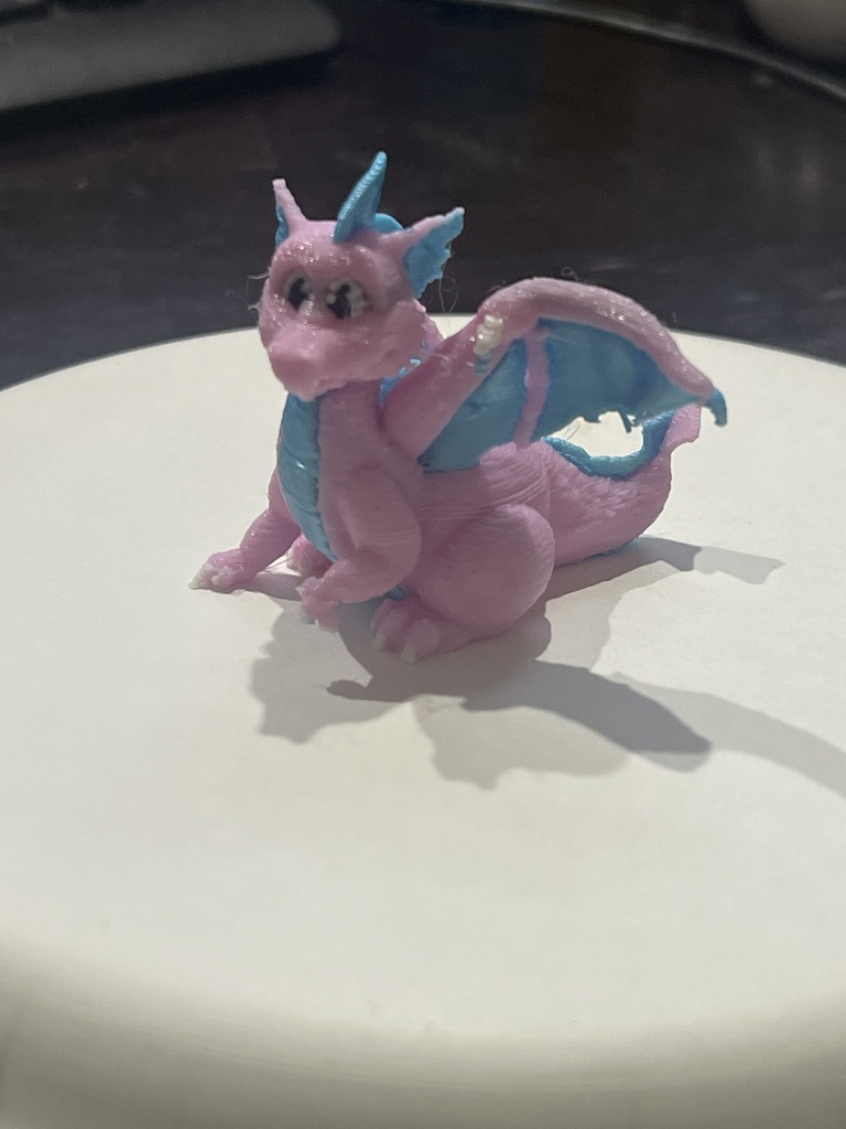 Фигурка мультяшного дракона в сидячем положении