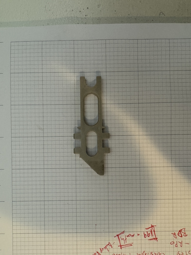 Направляющая и зажим для оконной рамы