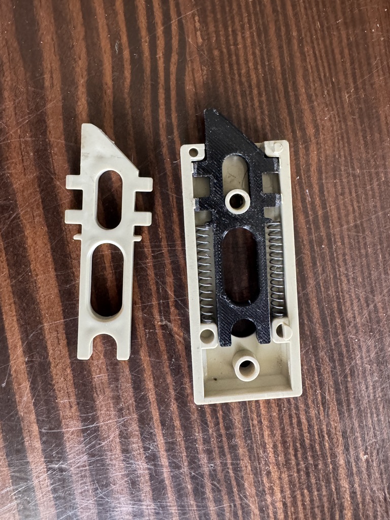 Направляющая и зажим для оконной рамы