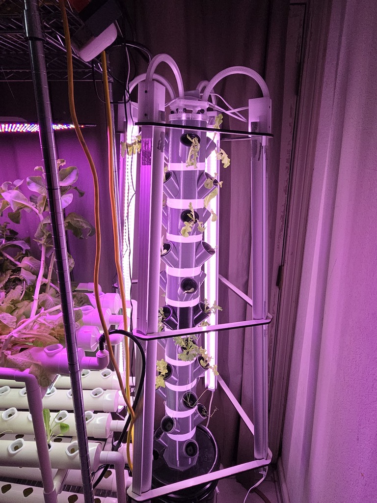 Система крепления для светильников гидропонной башни