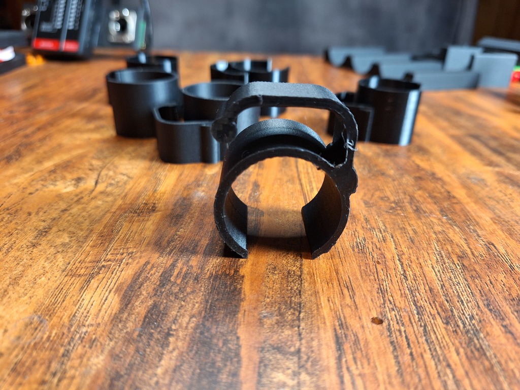 Клипса для стойки динамика