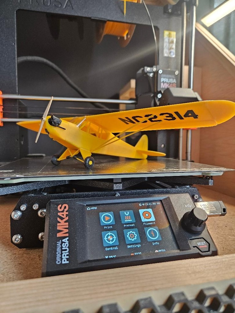 Модель самолета Piper Cub