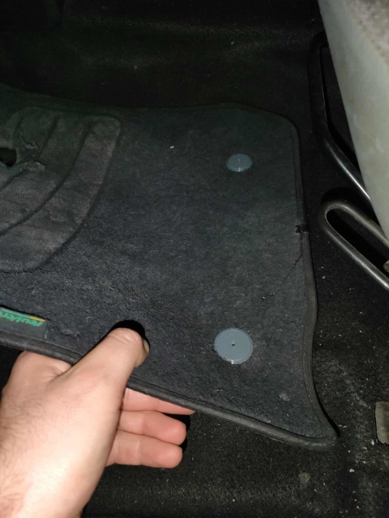 Dacia Logan - Держатель коврика