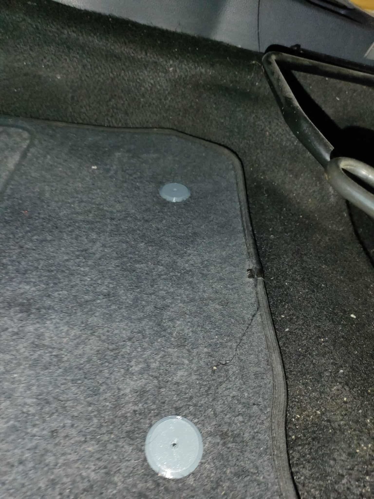 Dacia Logan - Держатель коврика