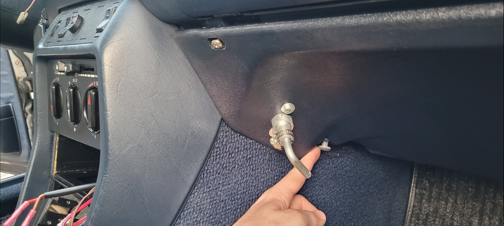 Пластиковый винт для внутренней крышки ноги Mercedes Benz W123