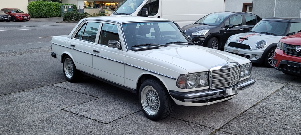 Пластиковый винт для внутренней крышки ноги Mercedes Benz W123