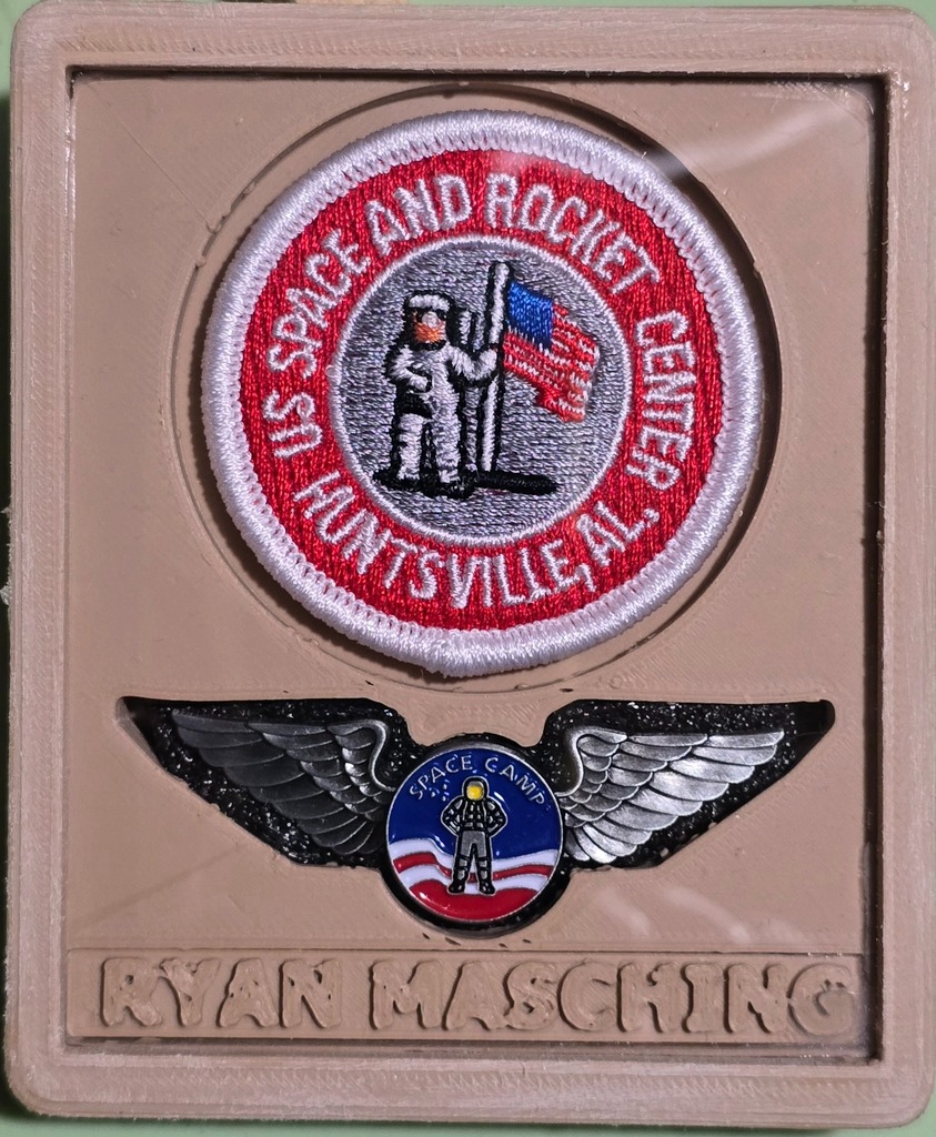 Держатель для значка и крыльев - Spacecamp