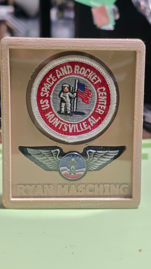 Держатель для значка и крыльев - Spacecamp