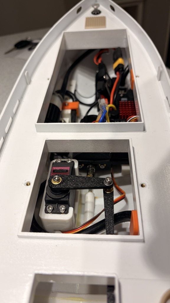 Модель корпуса с килем и радиоуправлением