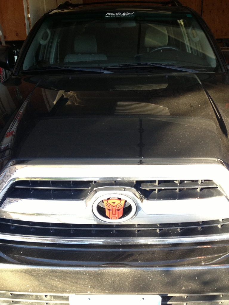 Замена эмблемы радиаторной решетки для Toyota 4 Runner 06