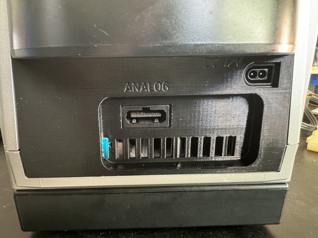 Задняя панель GameCube с расширителем Micro SD