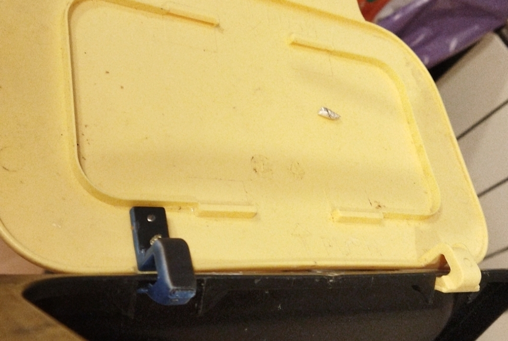 Петля для крышки мусорного ведра