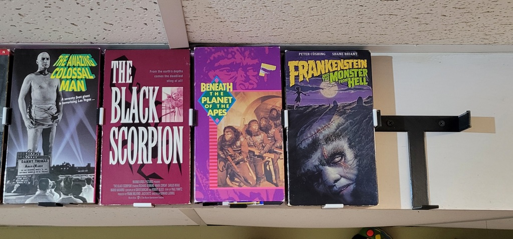 Держатель для VHS на стену