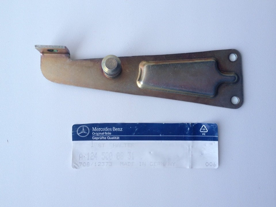 Кронштейн накладки крыла Mercedes W124