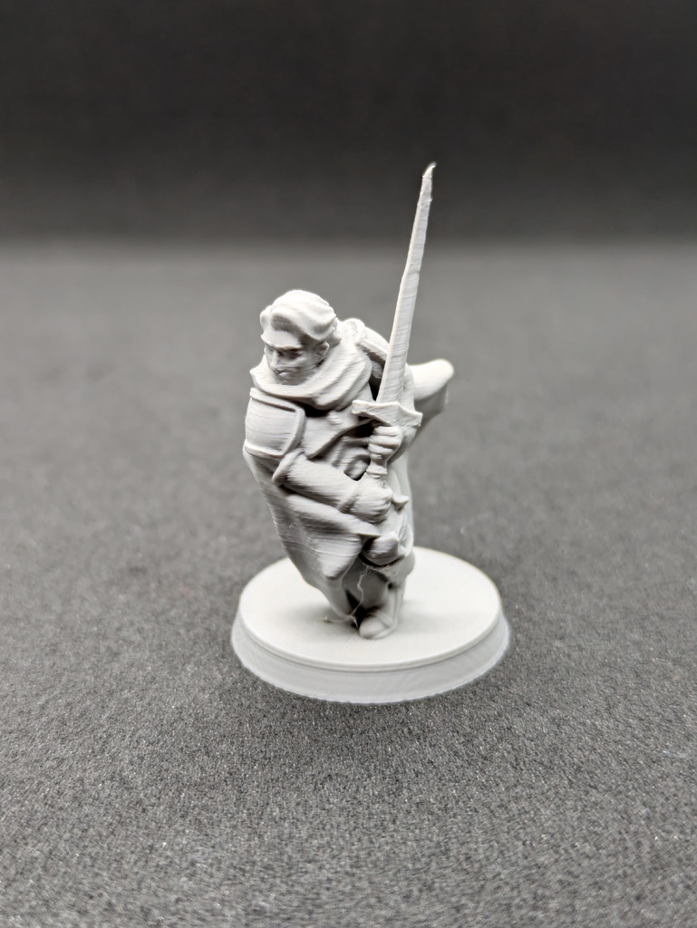 Миниатюра человека-паладина без поддержек