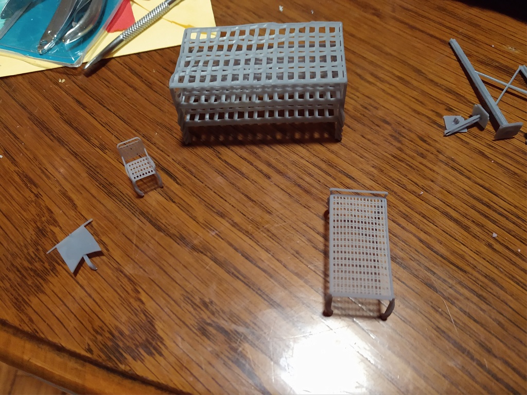 Миниатюрная мебель с закрученными ножками