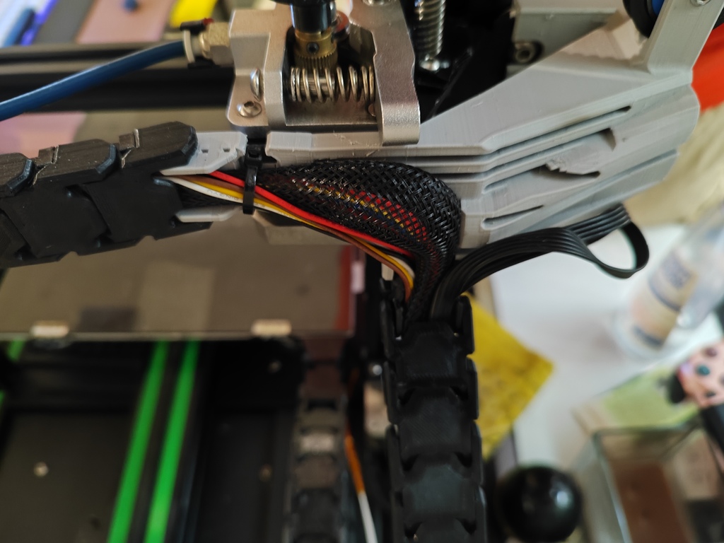 Крепление цепи для оси X с направляющей для нити