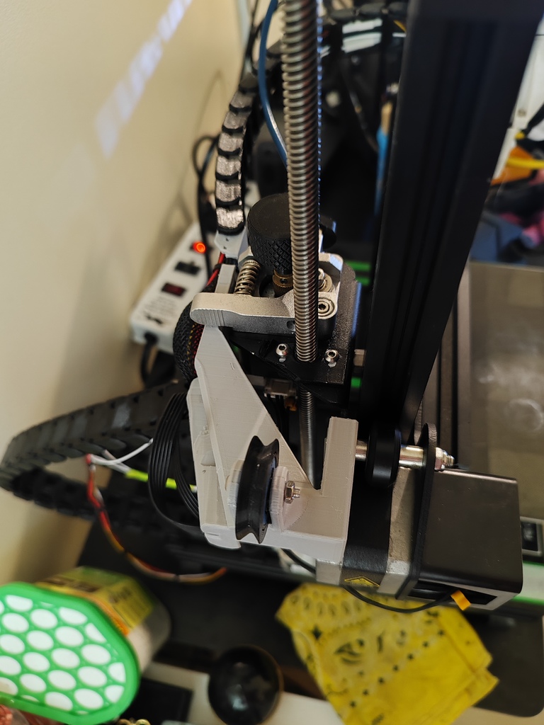 Крепление цепи для оси X с направляющей для нити