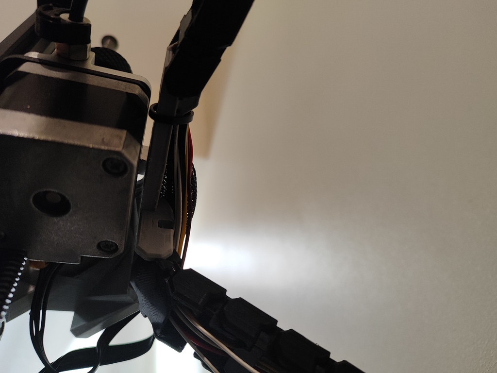 Крепление цепи для оси X с направляющей для нити