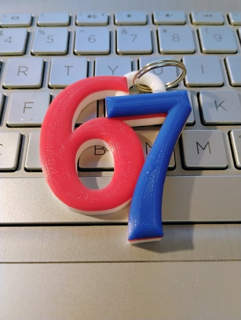 Брелок с цифрами 6 и 7