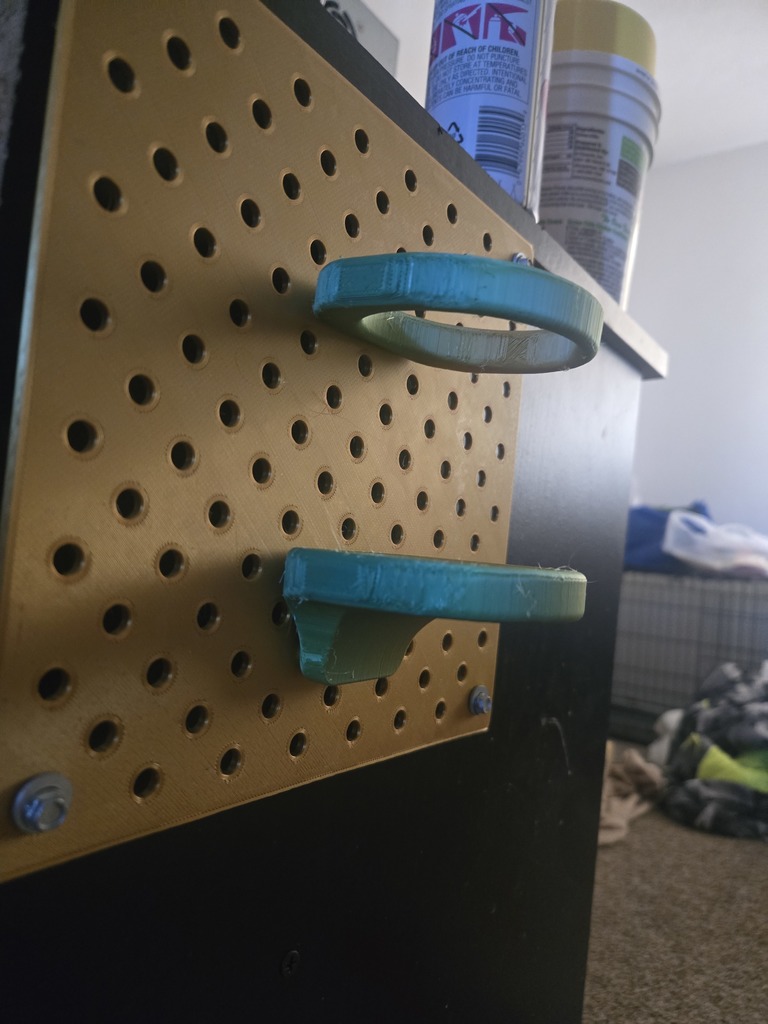 Держатель для баллончиков на перфорированной доске с тестером