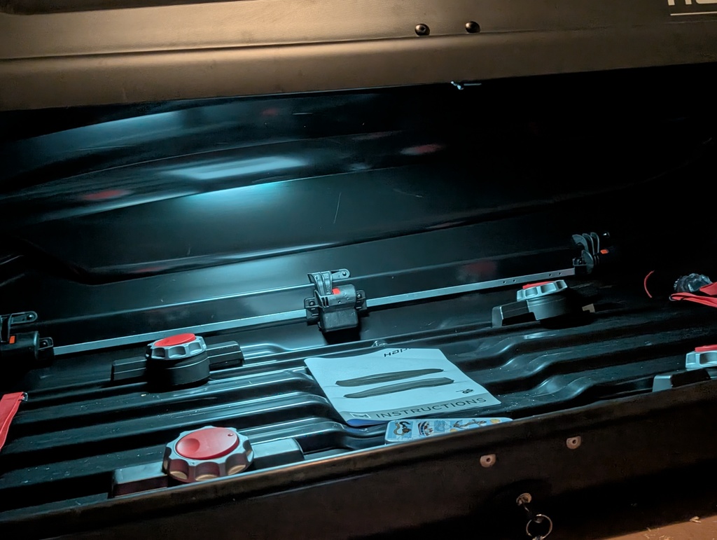 Крепление для LED-лампы в багажник на крыше