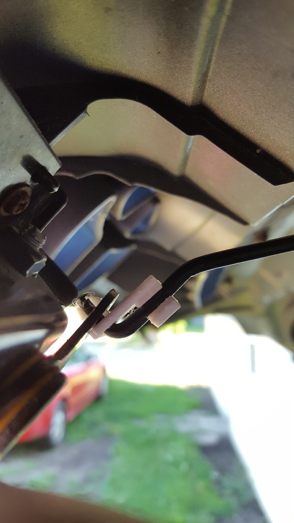 Зажим защёлки капота Toyota