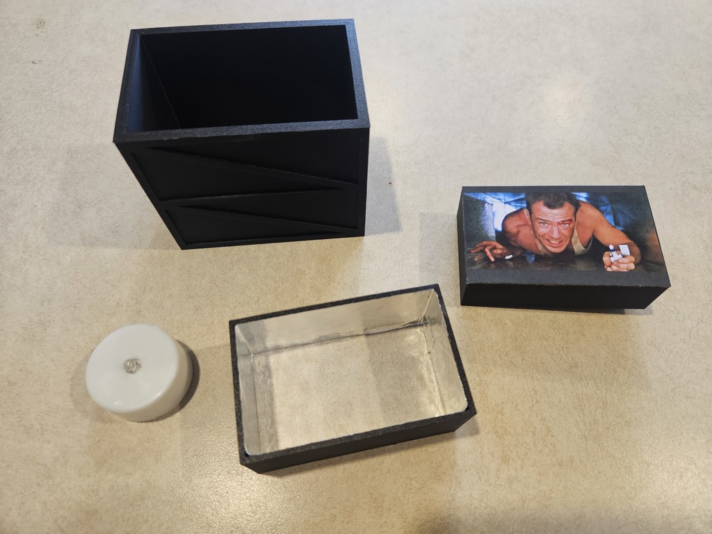 Рождественская игрушка «Вентиляция из «Крепкого орешка»