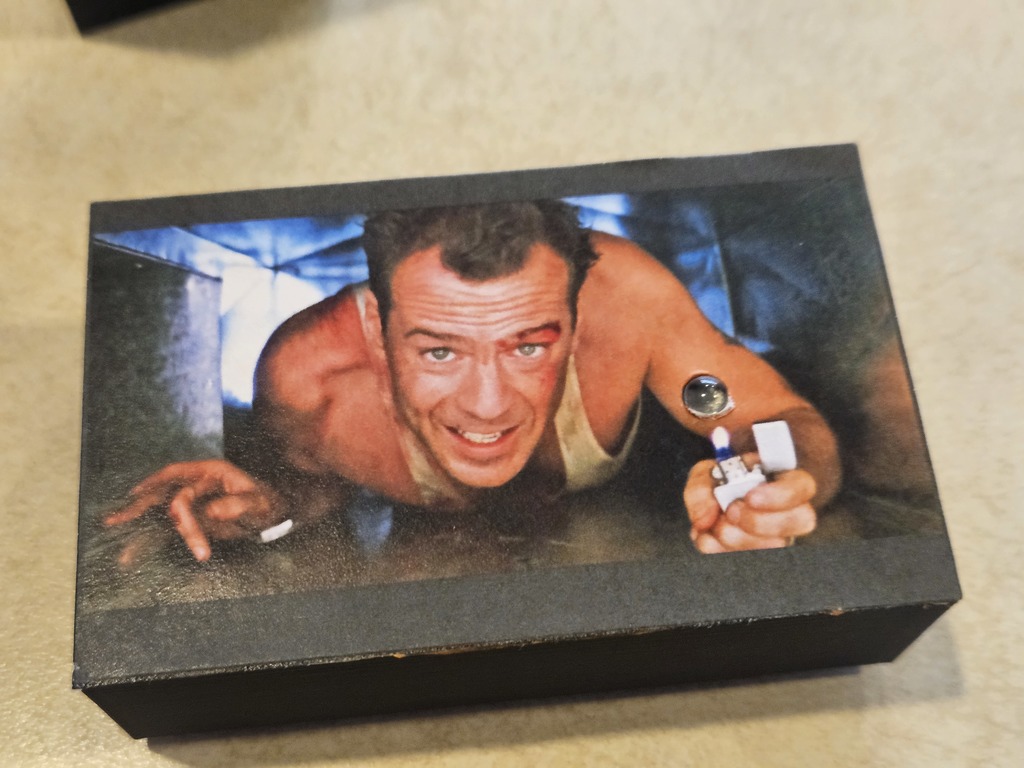 Рождественская игрушка «Вентиляция из «Крепкого орешка»