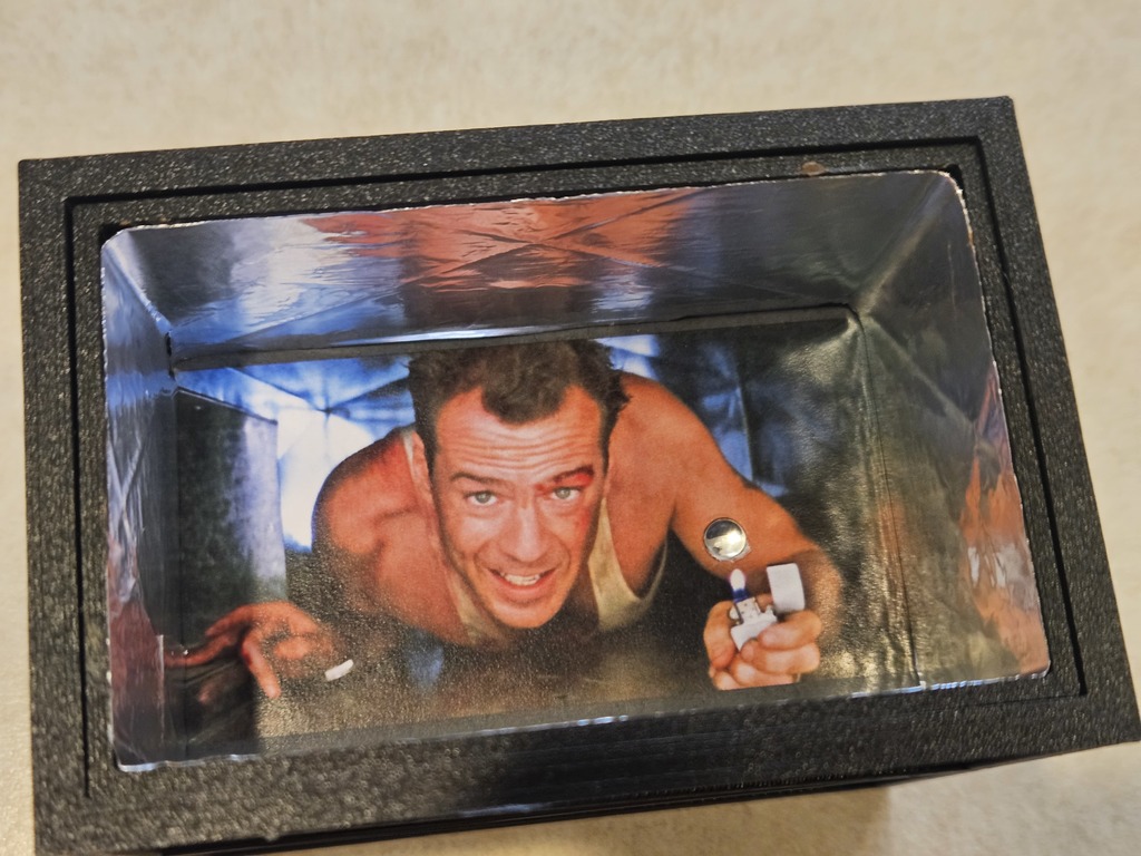 Рождественская игрушка «Вентиляция из «Крепкого орешка»