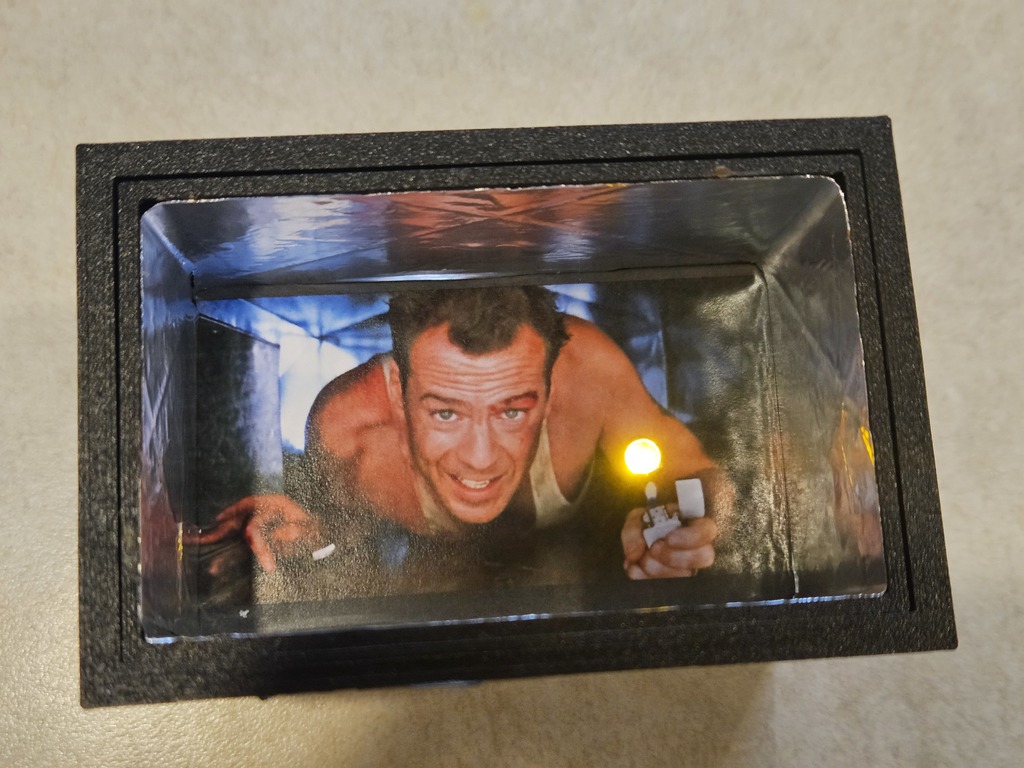 Рождественская игрушка «Вентиляция из «Крепкого орешка»