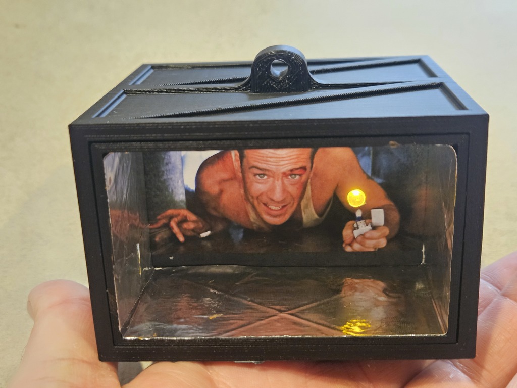 Рождественская игрушка «Вентиляция из «Крепкого орешка»