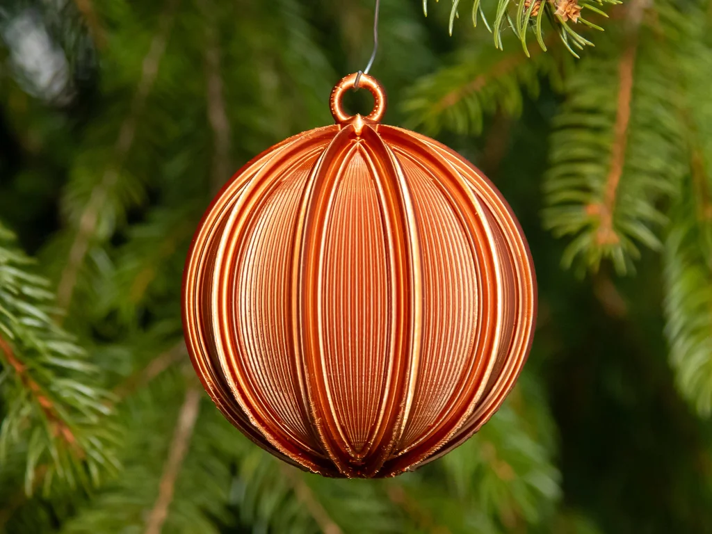 Закрытый рождественский шар с ребрами 2025