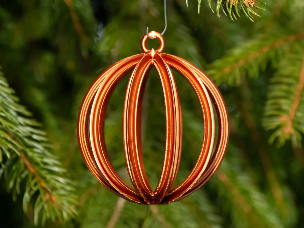 Открытый рождественский шар с ребрами 2025