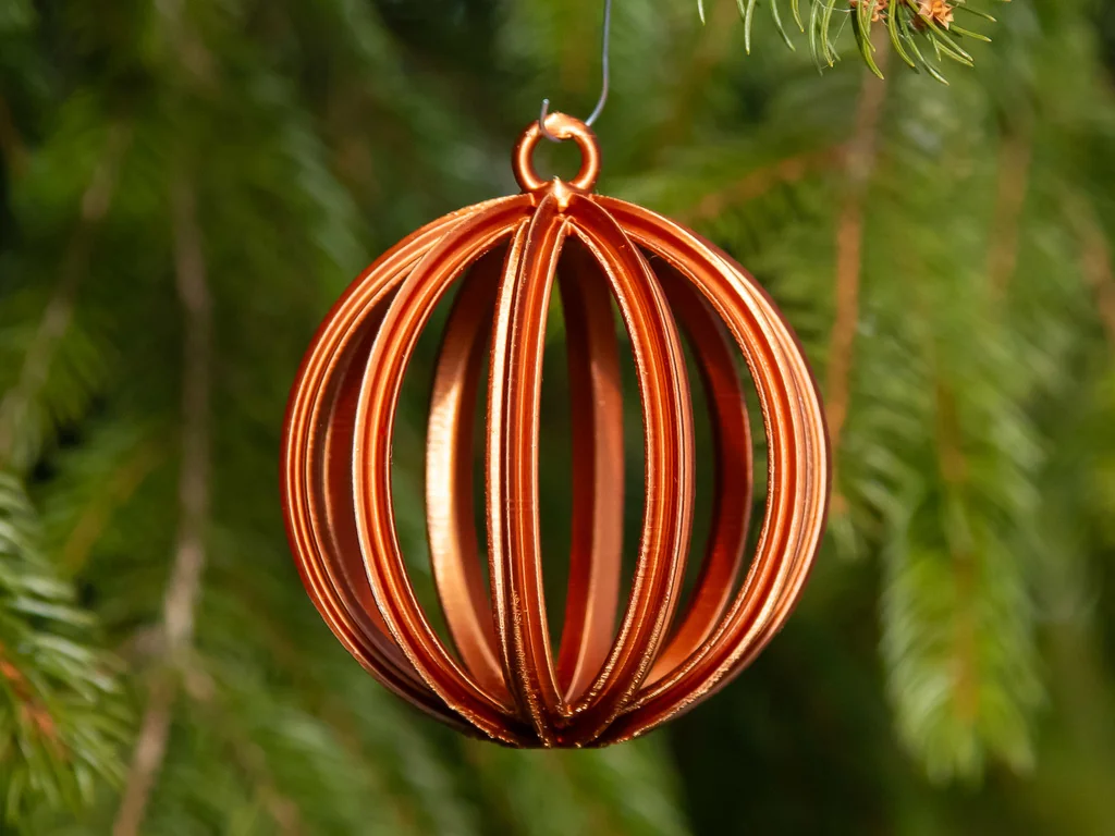 Открытый рождественский шар с ребрами 2025