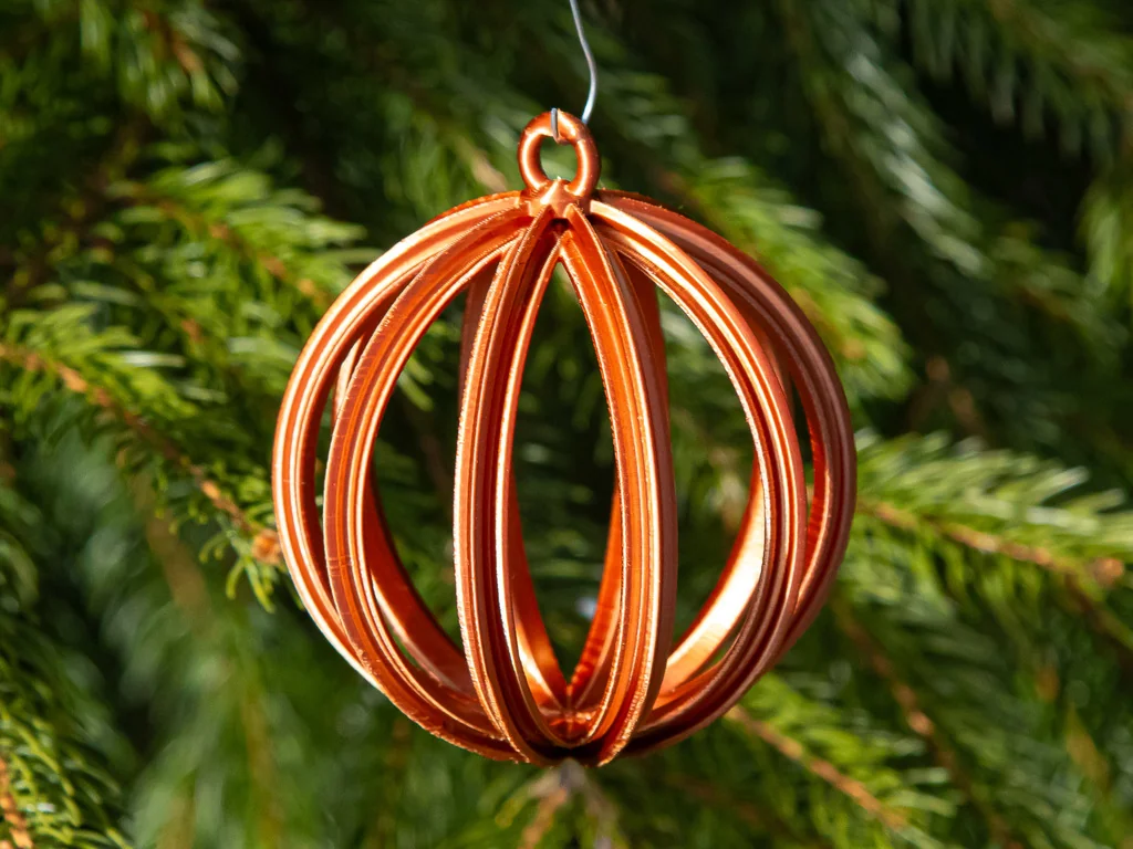 Открытый рождественский шар с ребрами 2025