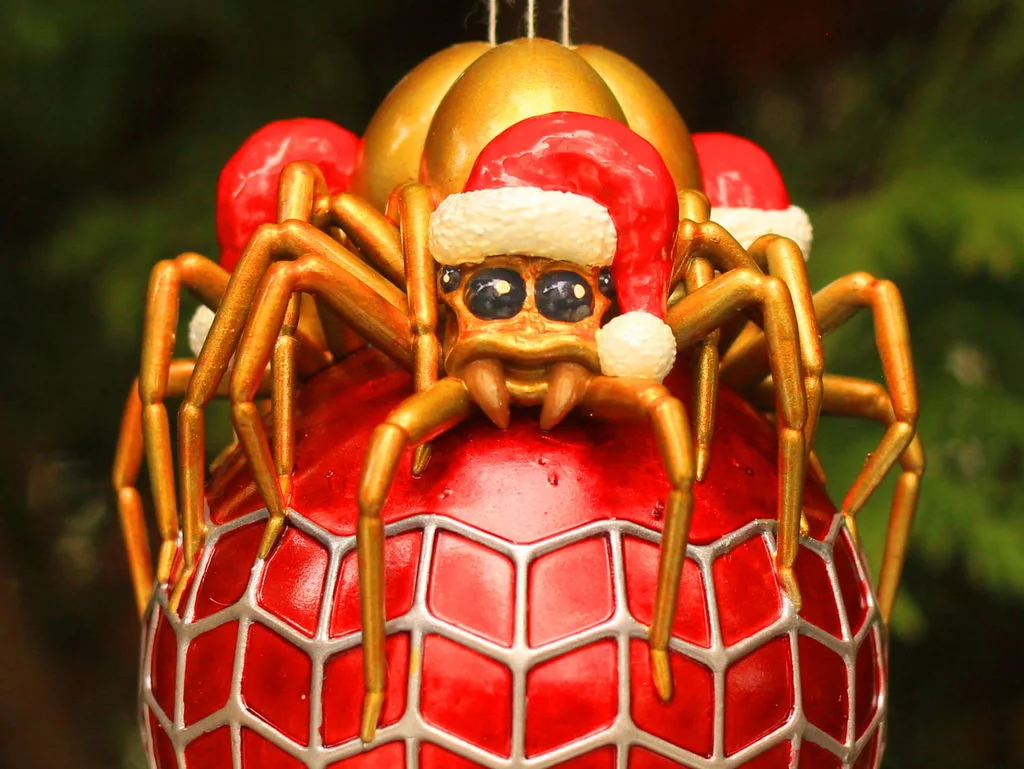 Новогодний шарик с пауками