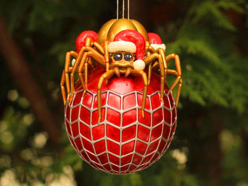 Новогодний шарик с пауками