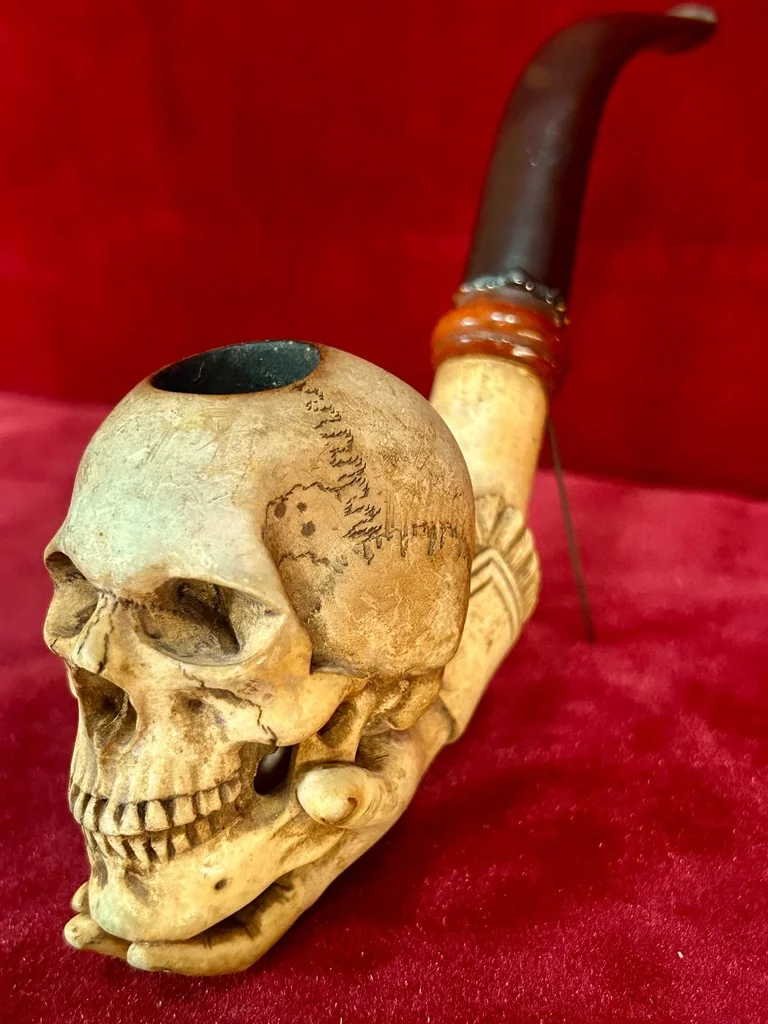 Антикварная трубка череп в стиле Мементо Мори