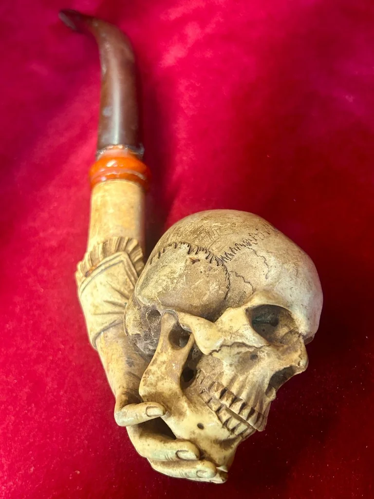 Антикварная трубка череп в стиле Мементо Мори