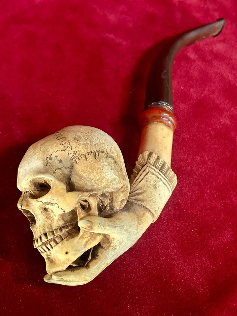 Антикварная трубка череп в стиле Мементо Мори