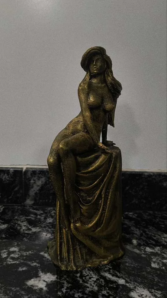 Скульптура сидящей женщины