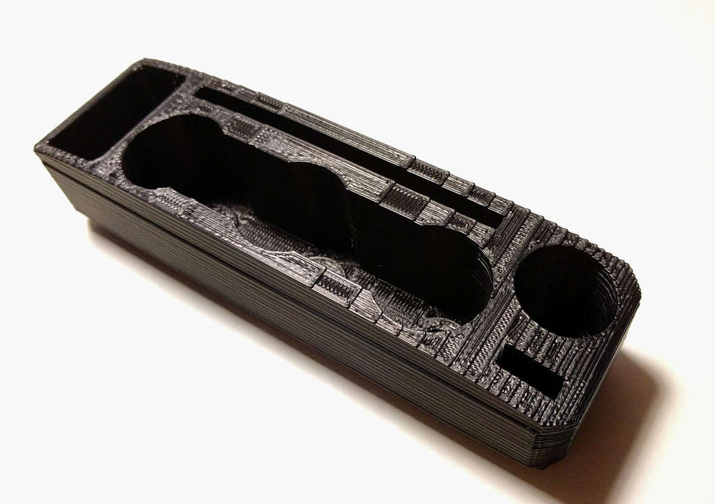 Пространство рядом с рычагом переключения автоматической трансмиссии