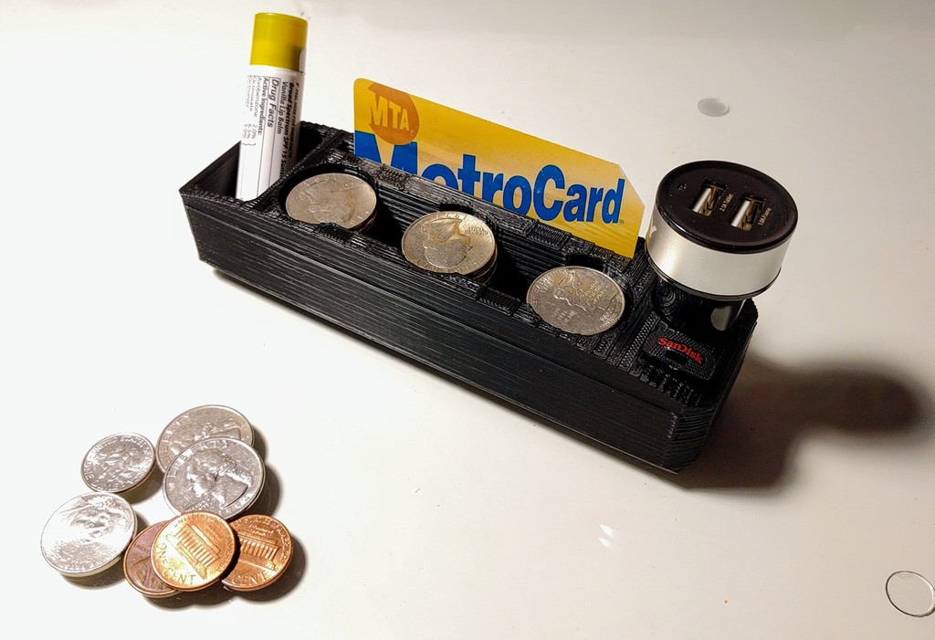 Пространство рядом с рычагом переключения автоматической трансмиссии