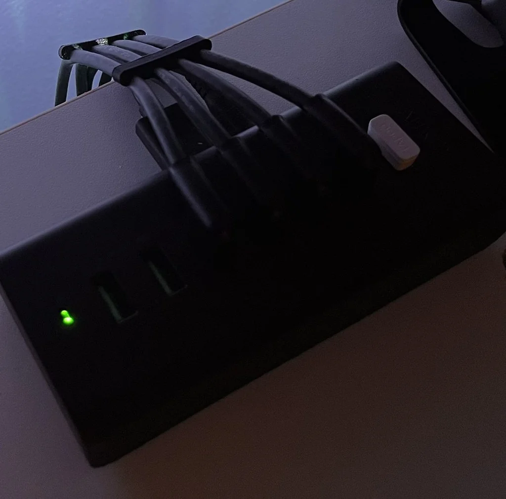 Органайзер для USB-кабелей на 4 порта