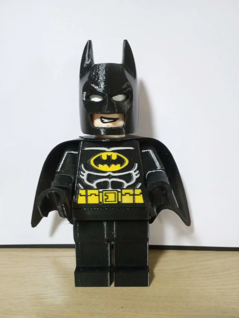 Бэтмен: черный костюм с желтым поясом - Гигантская Минифигура