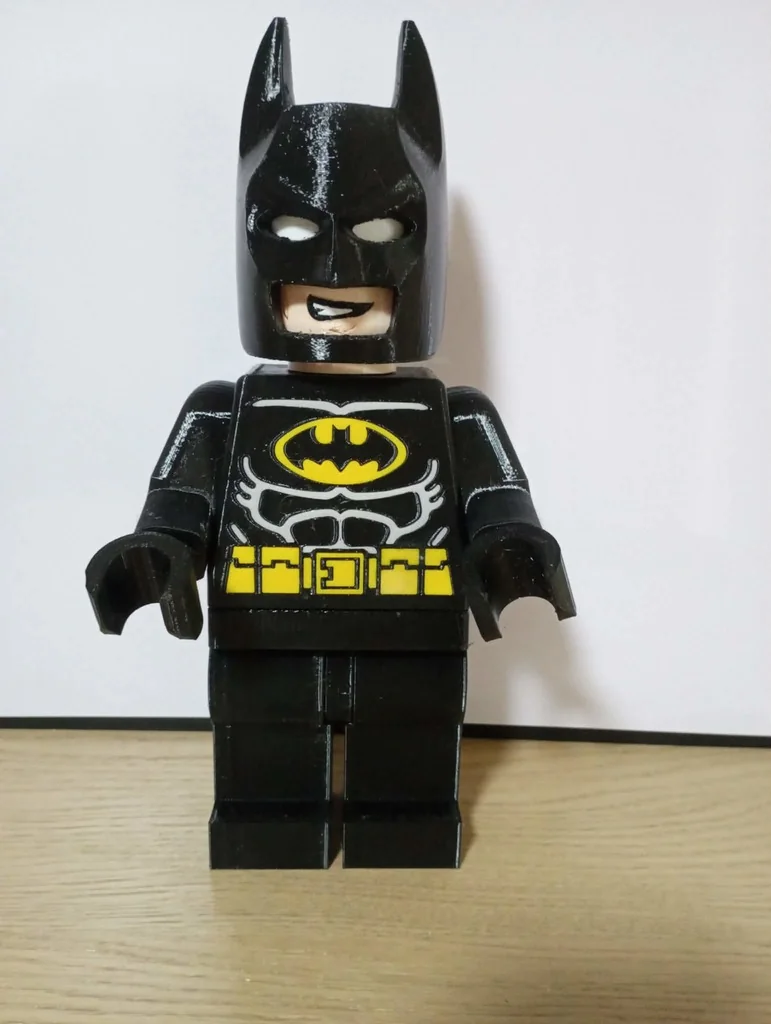 Бэтмен: черный костюм с желтым поясом - Гигантская Минифигура