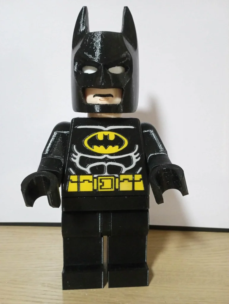Бэтмен: черный костюм с желтым поясом - Гигантская Минифигура